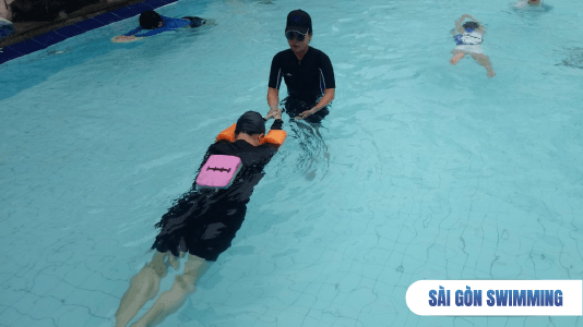 Khi học bơi giảm cân, giáo viên luôn theo sát học viên khi tập luyện